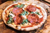 Pizza z pieca opalanego drewnem – gwóźdź eventu z klimatem