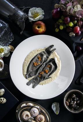 Czarne ravioli z nadzieniem z łososia