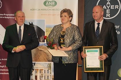 Danuta i Ryszard Błaszkiewicz odbieają statuetkę